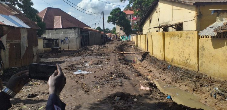 Ouverture des canaux d’évacuation des eaux de ruissellement à Conakry: le maire de Dixinn salue les efforts déployés par Dr Ibrahima Kourouma (vidéo)