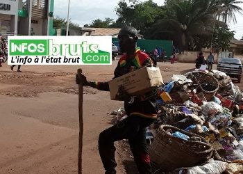 Boké : l’artiste Magika du groupe Mifagueya, star des ordures, caniveaux et poubelles de la commune urbaine