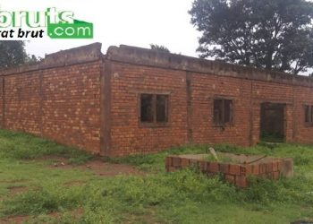 Mandiana : Décoiffée depuis 1984 par un vent violent, suite à l’incarcération d’un féticheur, la prison civile toujours en ruine (légende)