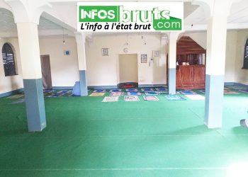 Respect de la distanciation sociale dans les mosquées de taille moyenne à Labé : certains fidèles musulmans paient les frais