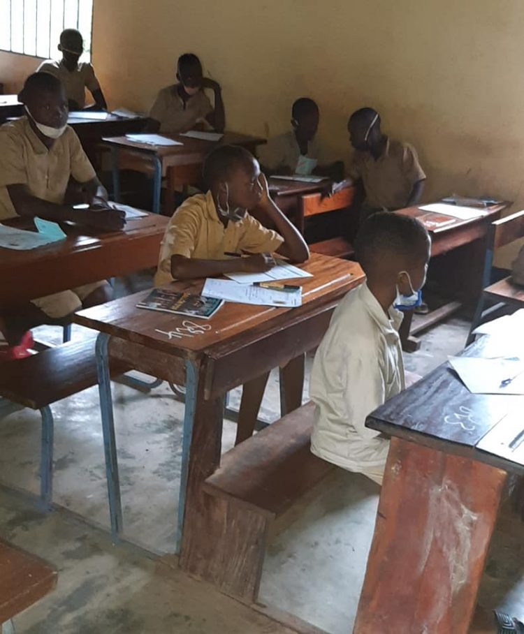 Examen d’entrée en 7ème Année à Lélouma : 2.338 candidats dont 1.292 filles abordent la première journée sous une pluie battante