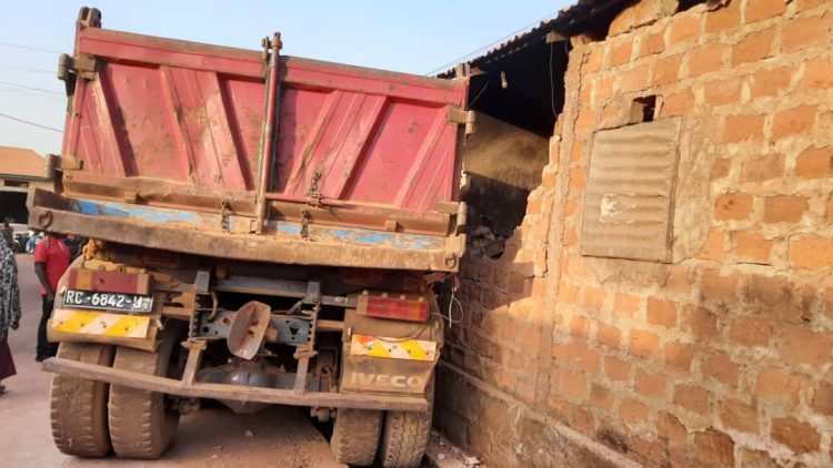 Mosquée (Labé) : Un camion finit sa course folle dans la concession du président du conseil du quartier