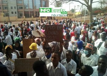 Labé : Les étudiants de l’école des soins de santé communautaire marchent sur le bloc administratif préfectoral