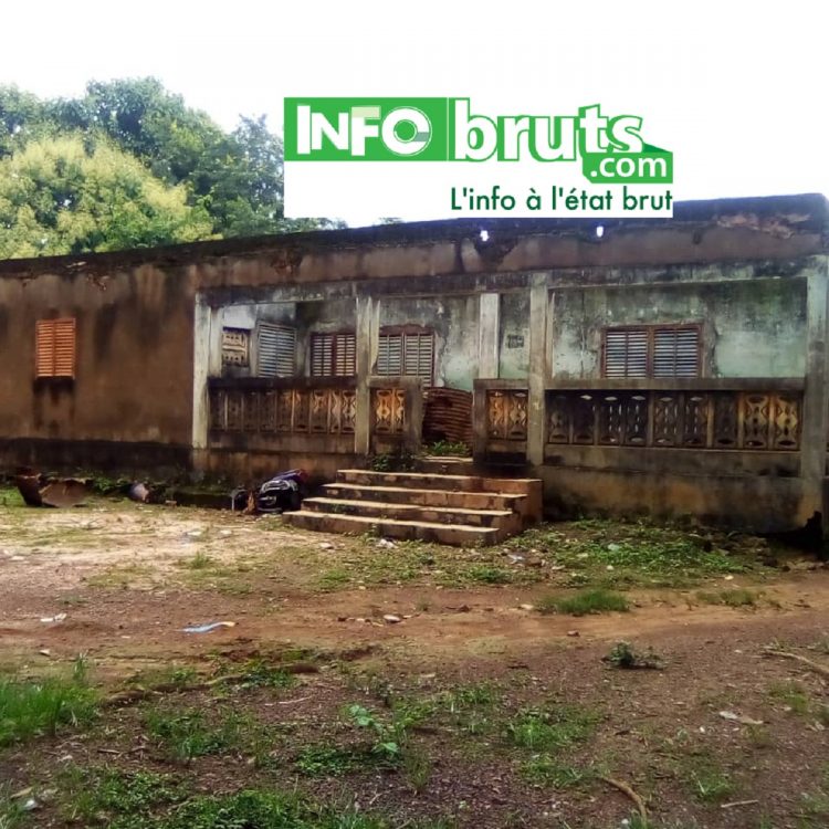 Kakoni (Gaoual) : l’ancien centre d’accueil abandonné à la merci des intempéries, depuis l’entrée en fonction de l’actuel maire