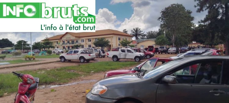 Nzérékoré : le lavage de vehicules, un moyen pour des jeunes de se prendre en charge