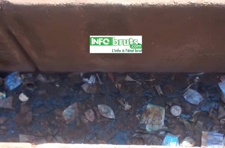 Insalubrité à Simbaya Gare (Ratoma) : les citoyens jettent les ordures dans les caniveaux