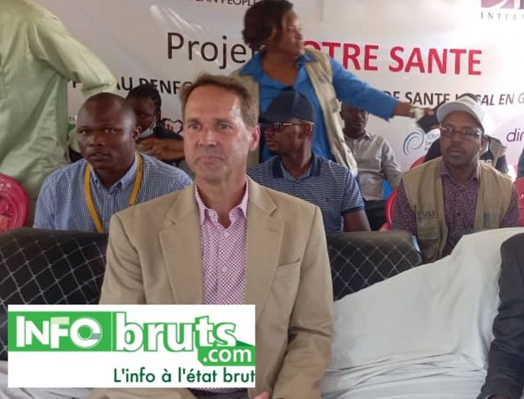 Boké : le centre de santé de Kolaboui reçoit l’ambassadeur des États Unis en Guinée
