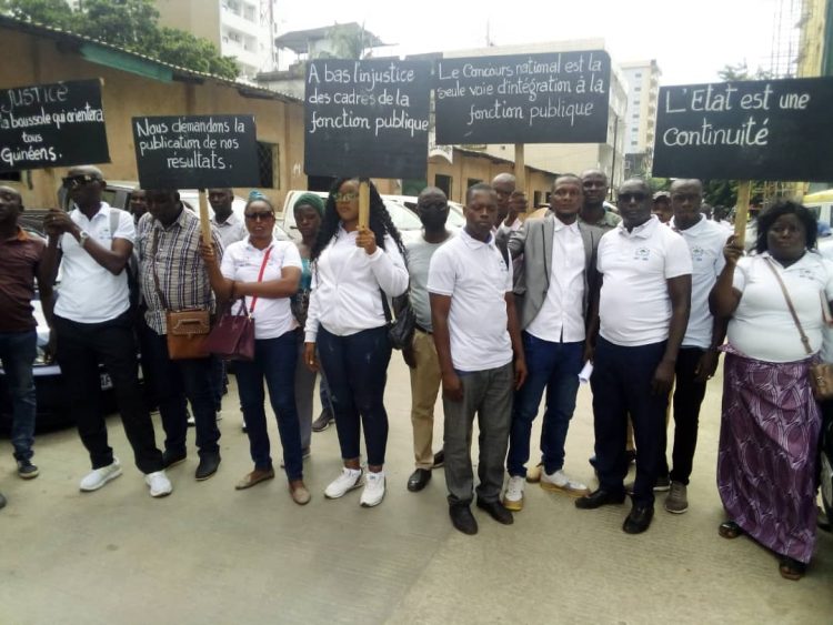 Kaloum : des candidats au concours de recrutement des conservateurs de la nature manifestent devant la primature