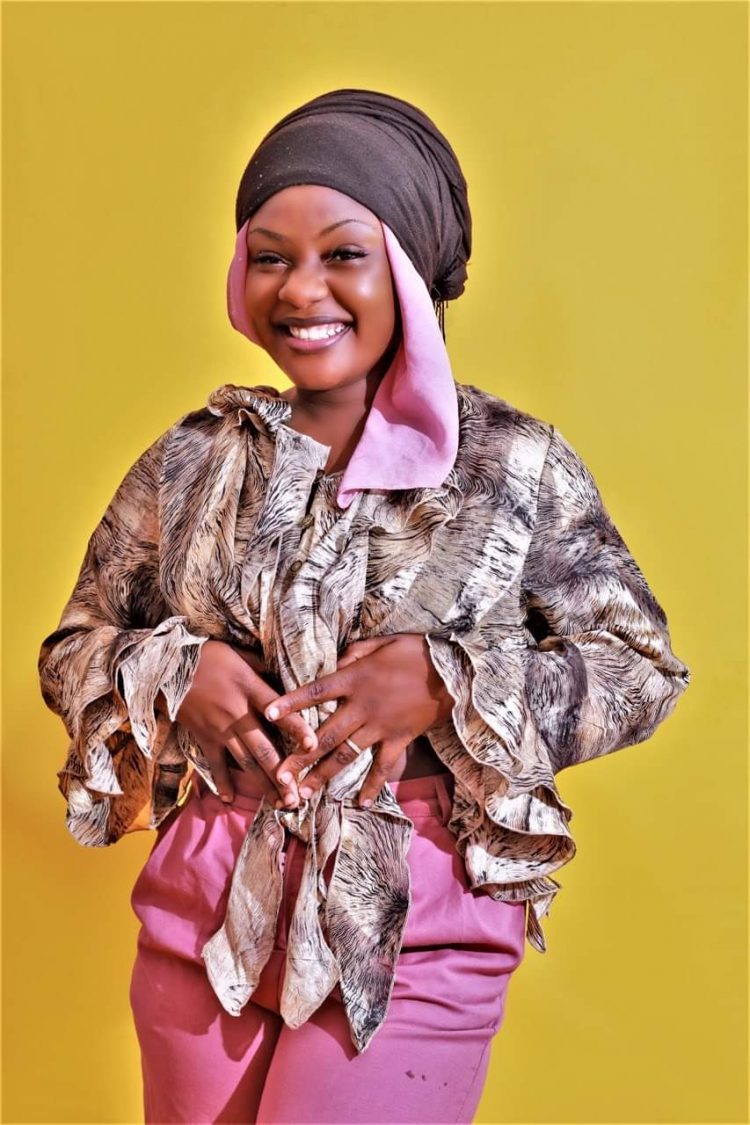 Nouveau séjour de Tichou à Conakry : l’artiste rend hommage aux guinéens en ignorant Nassirou Diallo