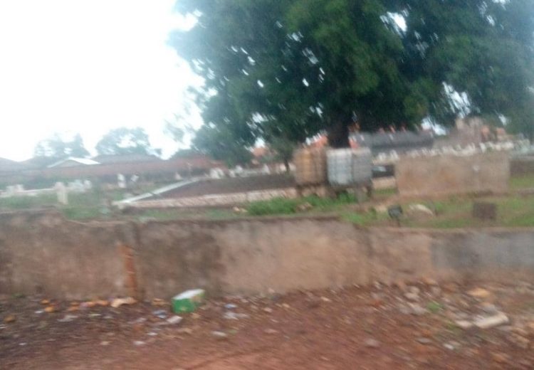 Labé : la cuve d&rsquo;eau du cimetière de Bowounloko transformé en lieu d&rsquo;approvisionnement par certains riverains (Constat)
