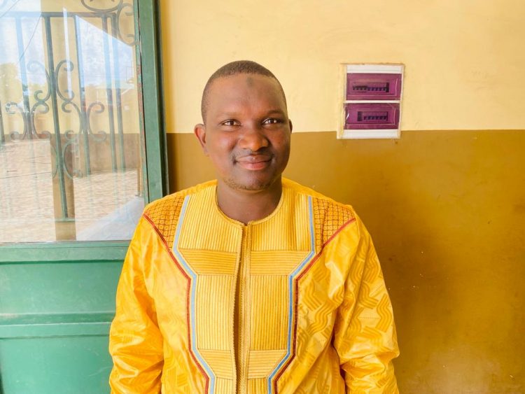 Tougué : Ibrahima Sory Diallo, président de l’AJRAK, reçoit un don de deux cartons d’exemplaires du Coran