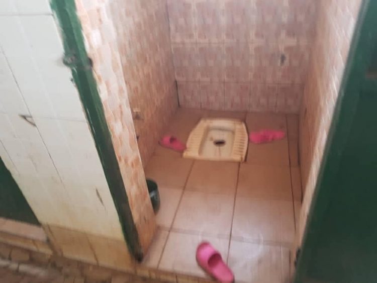 Viol et assassinat de l’écolière Aïssata Tambassa à Dubréka : le ministre Guillaume Hawing dans la famille mortuaire