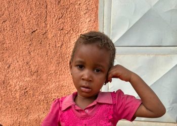 Avis de recherche à l’attention de la communauté de Fadi (Labé) : cette petite a été retrouvée seule au centre-ville à Dow-Saaré