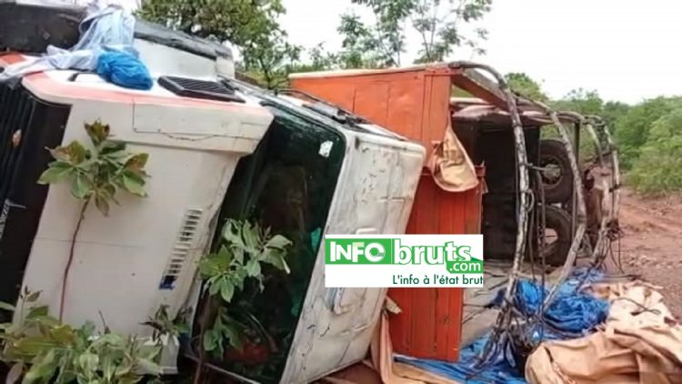 Accident de la circulation à Koubia : un camion sans freins se renverse sur une chaussée glissante
