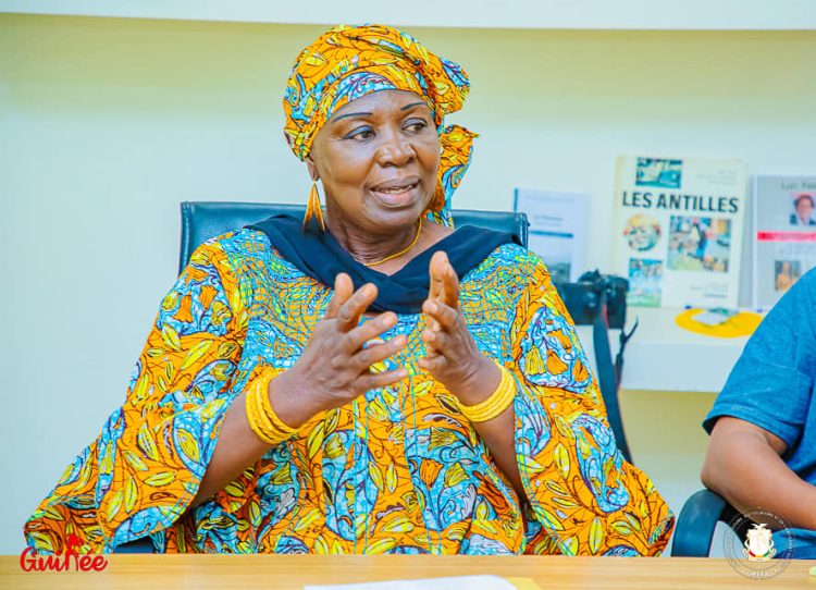 𝐏𝐫é𝐬𝐞𝐫𝐯𝐚𝐭𝐢𝐨𝐧 𝐝𝐞𝐬 𝐦𝐚𝐧𝐮𝐬𝐜𝐫𝐢𝐭𝐬 𝐞𝐧 𝐝𝐚𝐧𝐠𝐞𝐫 : Hadja Koumanthio Zéinab Diallo conduit une équipe d’experts de Boston University chez le ministre de la culture