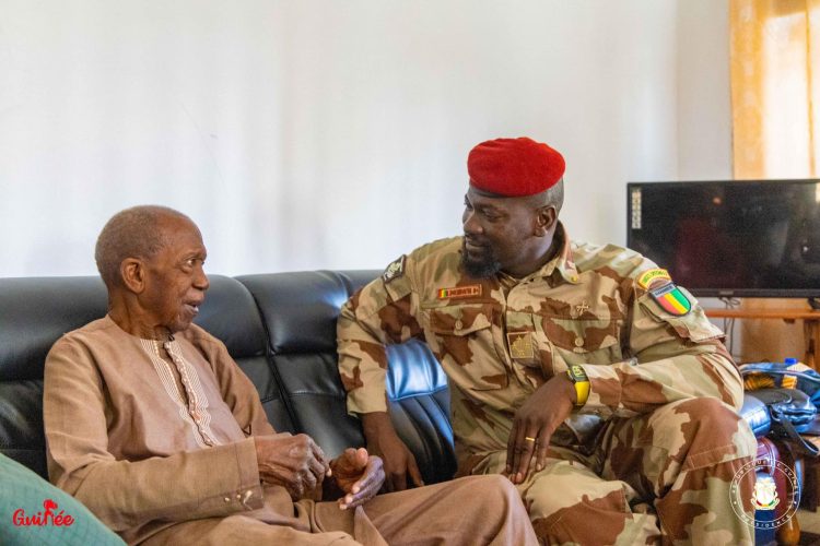 Visite de courtoisie du Général Mamadi Doumbouya à Hadja Aïcha Bah : un geste de grandeur et d’altruisme