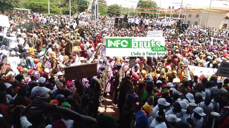 Fête indépendance 2024 à Kankan : autorités locales et citoyens s’inscrivent dans l’esprit du CNRD et rendent hommage à feu Sékou Touré