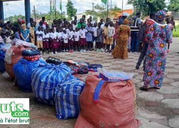 Boké : Le Ministère de la PFE-PV offre 504 kits scolaires aux enfants scolarisés des familles vulnérables