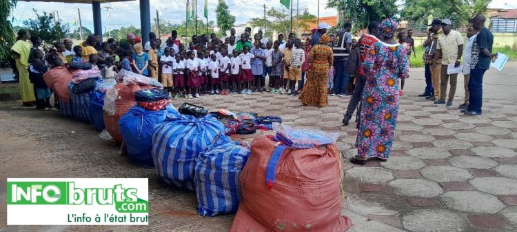 Boké : Le Ministère de la PFE-PV offre 504 kits scolaires aux enfants scolarisés des familles vulnérables