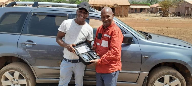 Koubia: Un ressortissant de la préfecture offre un drone au correspondant de presse