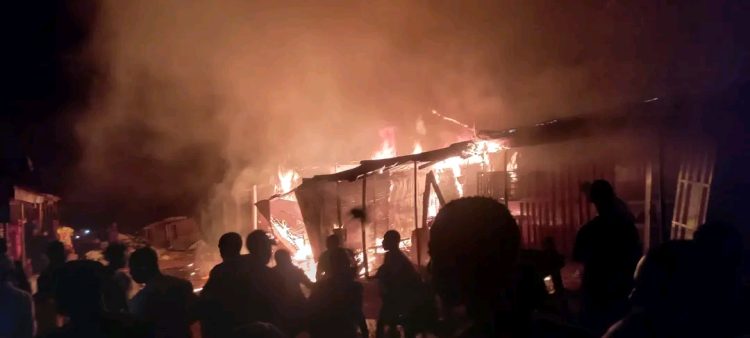 Incendie à Boké : Plusieurs boutiques ravagées par les flammes