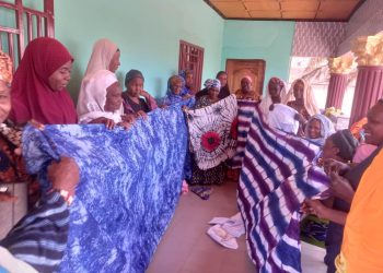 Faranah : Les femmes teinturières de Faranah-Koura, un modèle d’autonomisation et de solidarité