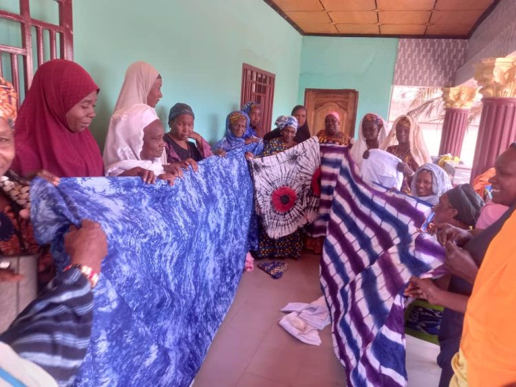 Faranah : Les femmes teinturières de Faranah-Koura, un modèle d’autonomisation et de solidarité