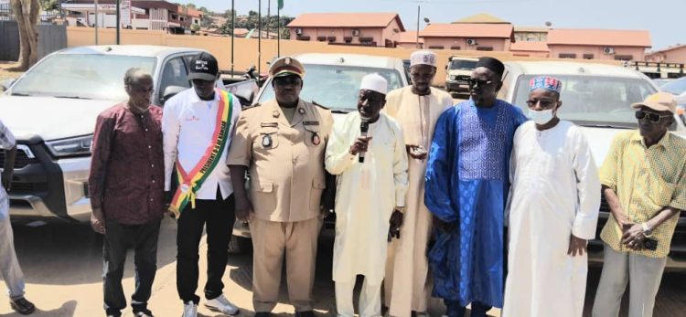 Solidarité et reconnaissance : Trois pick-ups offerts par le Président aux figures traditionnelles de Boké