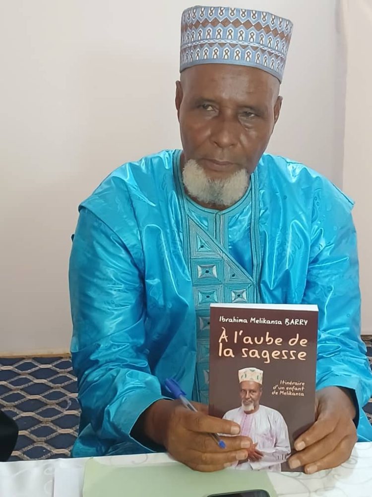 Littérature : Ibrahima Barry Mélikansa dédicace son autobiographie À l’aube de la sagesse à Conakry