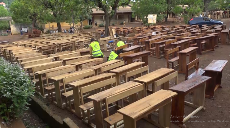 N’Zérékoré : 2 200 table-bancs distribués aux écoles publiques pour améliorer les conditions d’apprentissage
