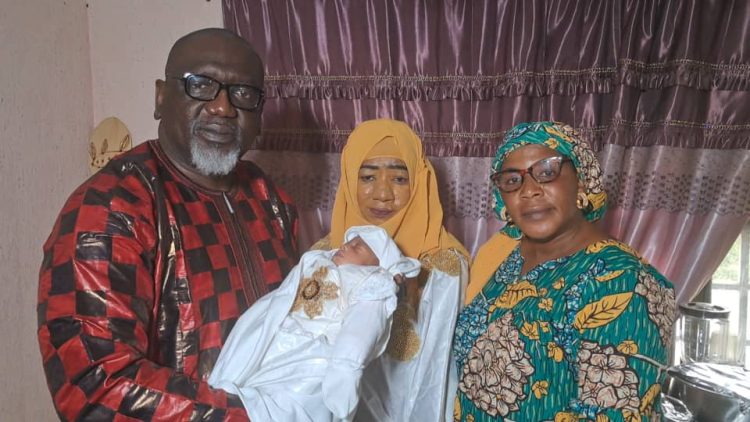 Labé : Alpha DEL baptise sa fille au nom de la mère du président Mamadi Doumbouya