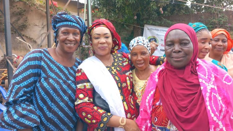 Labé : Les femmes de la cité réaffirment leur soutien au Général Mamadi Doumbouya à travers une visite à la marraine de la CCFD