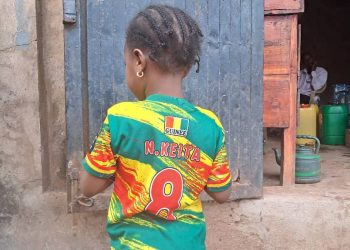 Labé : La petite Adama Hawa retrouvée seule près de la grande place de Bowounloko, recherche ses parents
