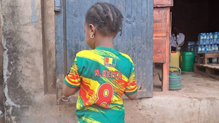 Labé : La petite Adama Hawa retrouvée seule près de la grande place de Bowounloko, recherche ses parents