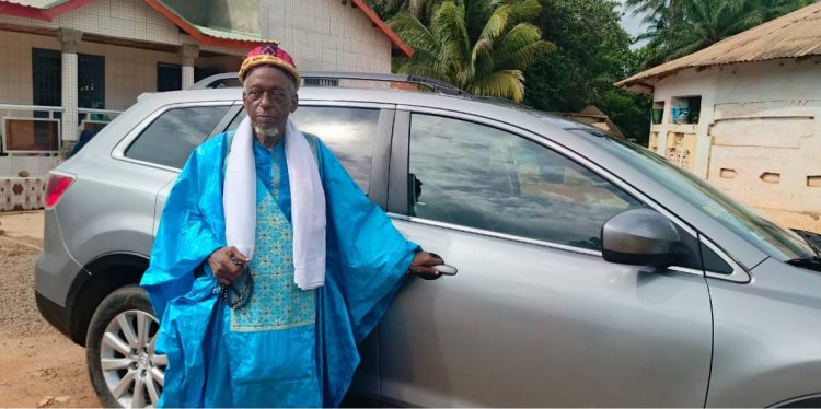 Boké : Un fidèle offre un véhicule au Khalife général de la Tidianiyya dans la région