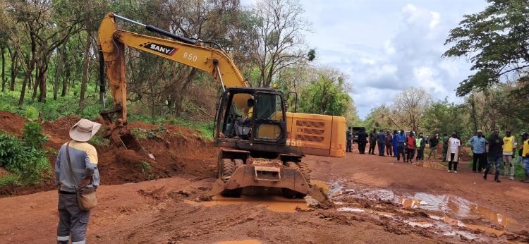 Boké–Gaoual : Le Gouverneur Mamadou Camara lance les travaux de réparation des nids de poule pour éviter l’isolement de Gaoual
