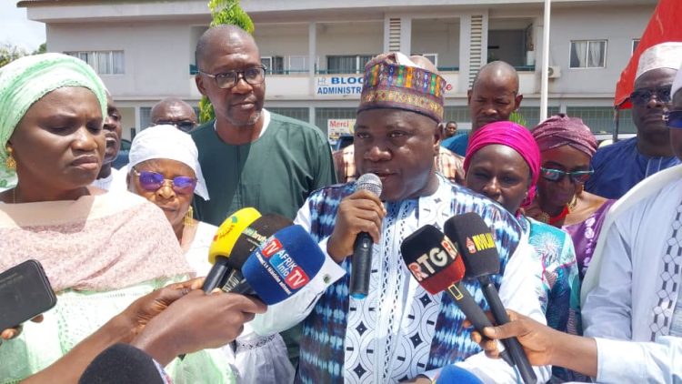 Kankan : 500 kits césariens et une ambulance médicalisée offerts à l’hôpital régional par la Maman nationale et l’ALAK