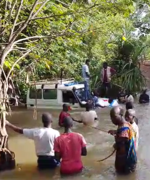 Koubia : une ambulance emportée par les eaux du fleuve Niomah à Gadha-Woundou