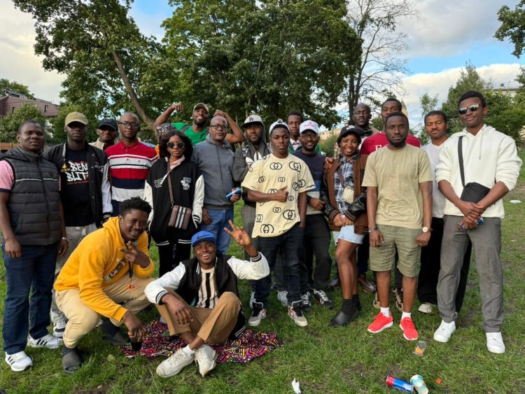 Saint-Pétersbourg : La Communauté Guinéenne célèbre l’unité autour d’un barbecue fraternel à la plage Azërki