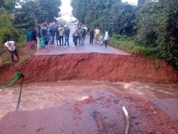 Labé : Le pont de Ley Dhepol s’effondre sous une pluie diluvienne à Garambé