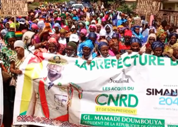 Tougué : les femmes descendent massivement dans la rue pour soutenir la candidature du Général Mamadi Doumbouya