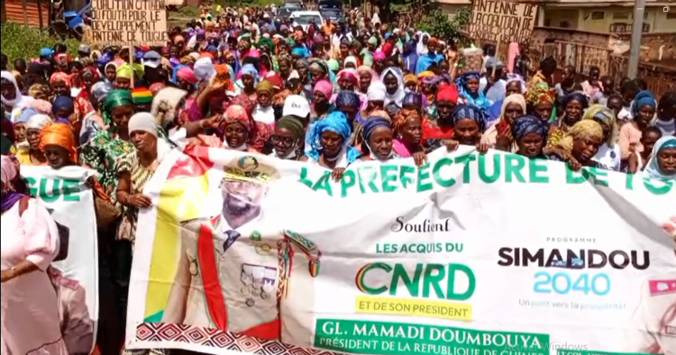 Tougué : les femmes descendent massivement dans la rue pour soutenir la candidature du Général Mamadi Doumbouya