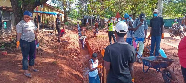 Fria : Le Conseil Communal Lance une Opération de Curage des Caniveaux pour Assainir la Ville