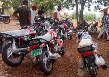 Tougué : Trois cadres de la DPE et 18 directeurs d’écoles reçoivent des motos offertes par le Président Mamadi Doumbouya