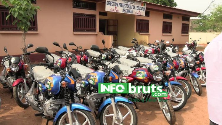 Kankan : Le président Mamadi Doumbouya offre 22 motos aux enseignants des zones reculées