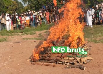 Kankan : le président de l’association Nourdine Islam, Elhadj Karamo Solo, procède à l’incinération de fétiches devant des milliers de fidèles