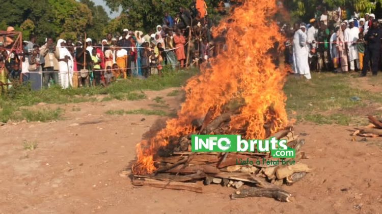 Kankan : le président de l’association Nourdine Islam, Elhadj Karamo Solo, procède à l’incinération de fétiches devant des milliers de fidèles