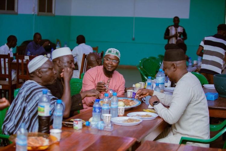 Boké : l’Inspection régionale de la santé organise une rupture collective du jeûne pour renforcer la fraternité