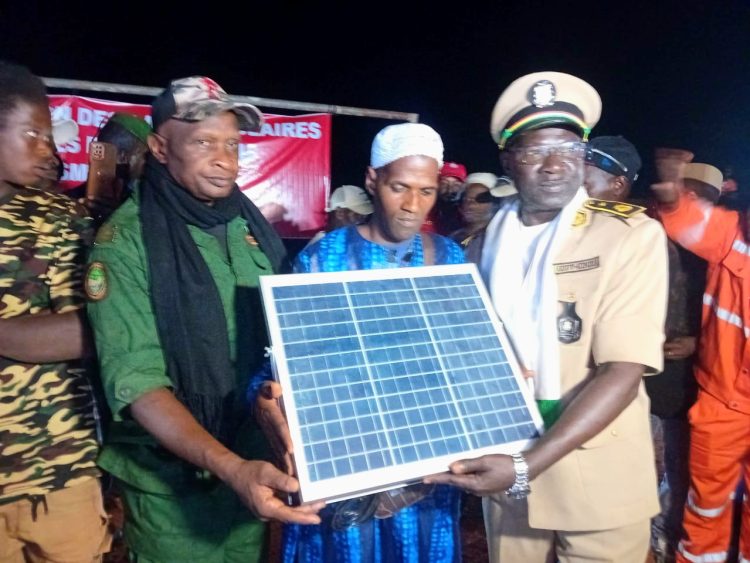 Télimélé : à Missira, 1 600 lampadaires pour éclairer… aussi les relations minières