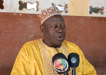 Tountouroun : quand deux “chefs” se disputent le fauteuil… pendant qu’on distribue des livres